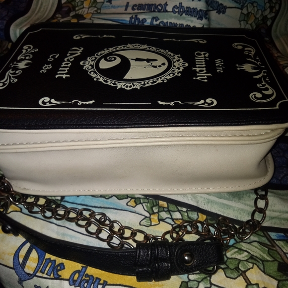 BEWITCHING AND CHARMING TIM BUTTONS NIGHTMARE BEFORE CHRISTMAS PURSE - Picture 2 of 11